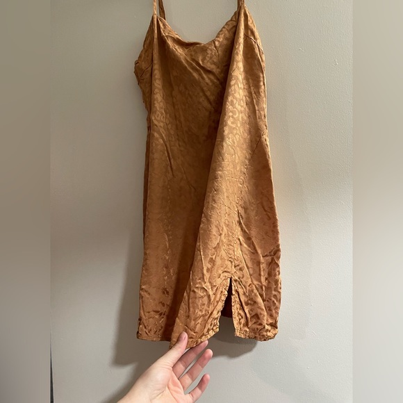 Leopard print mini dress with slit on thigh - Picture 3 of 4